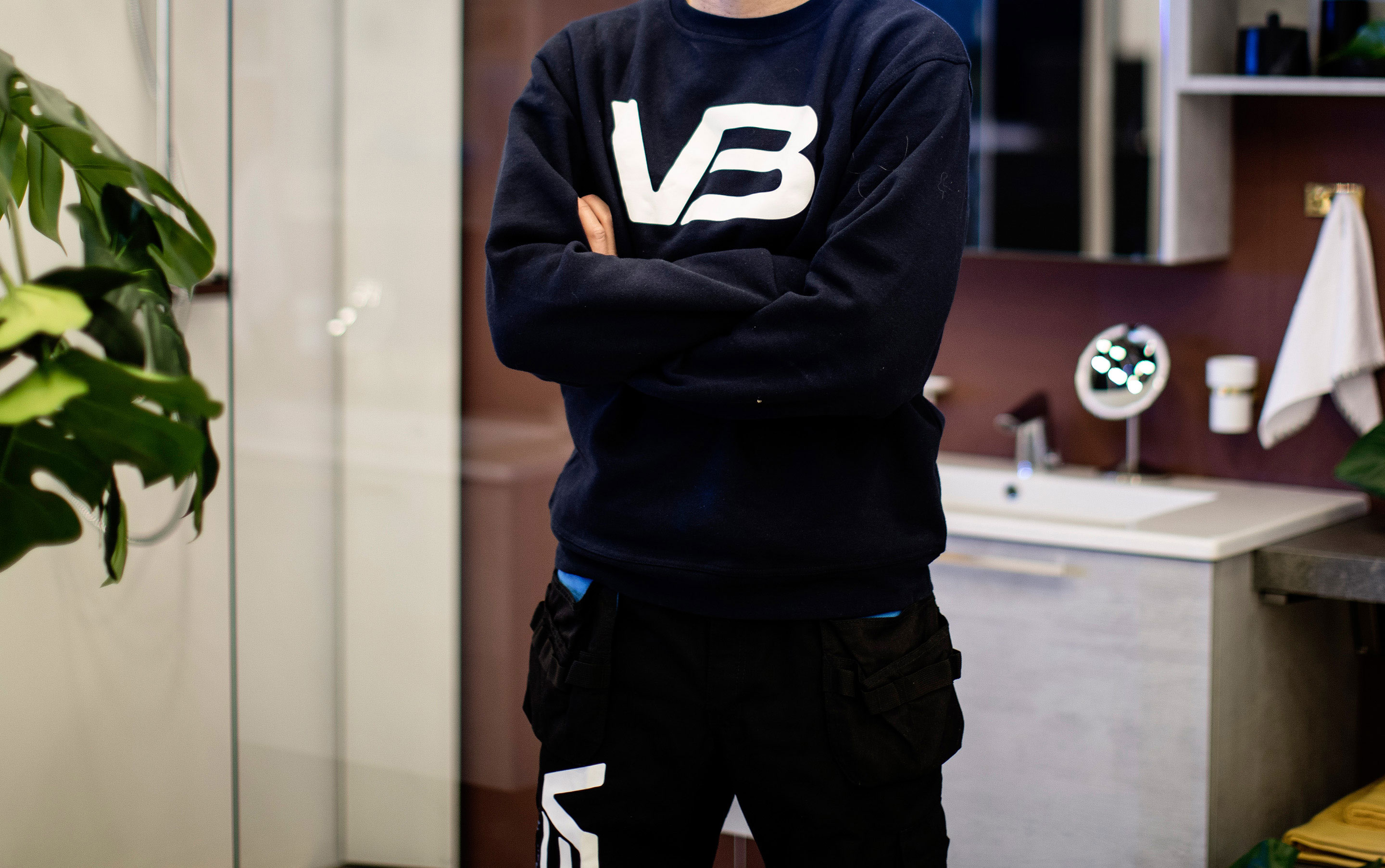 VB-rørlegger med armene i kors på et bad.