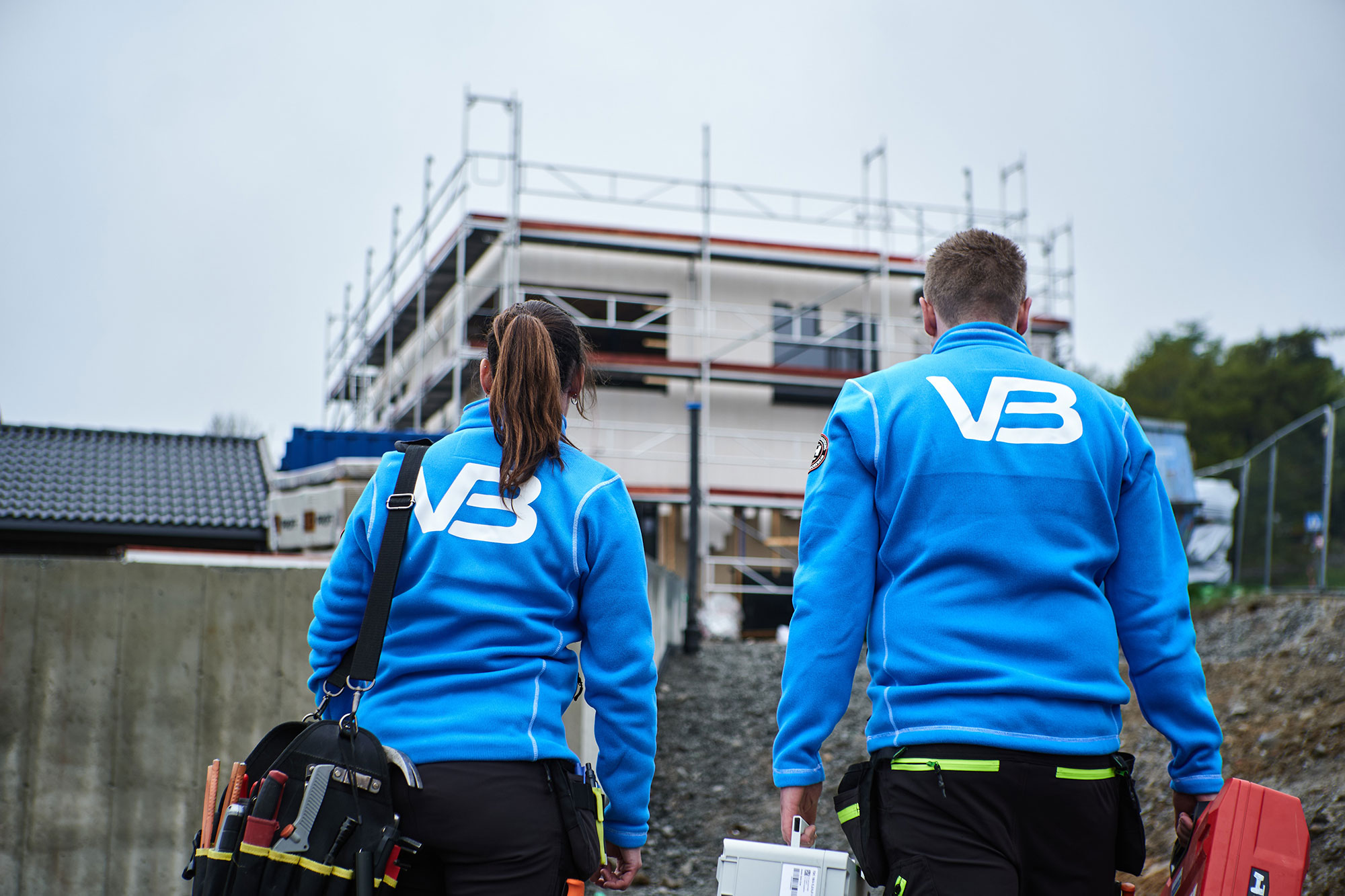 To VB-rørleggere på vei til jobb i et nybygg.