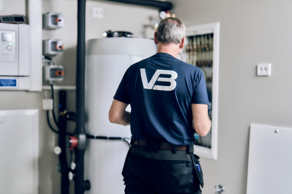 VB-rørlegger i teknisk rom.